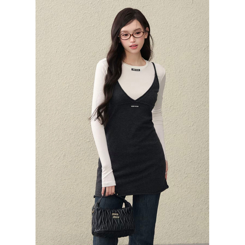 OIOI ESSE｜Early Spring Fashionable Layered Deep V-Neck Camisole Dress for Women, Short Base Dress