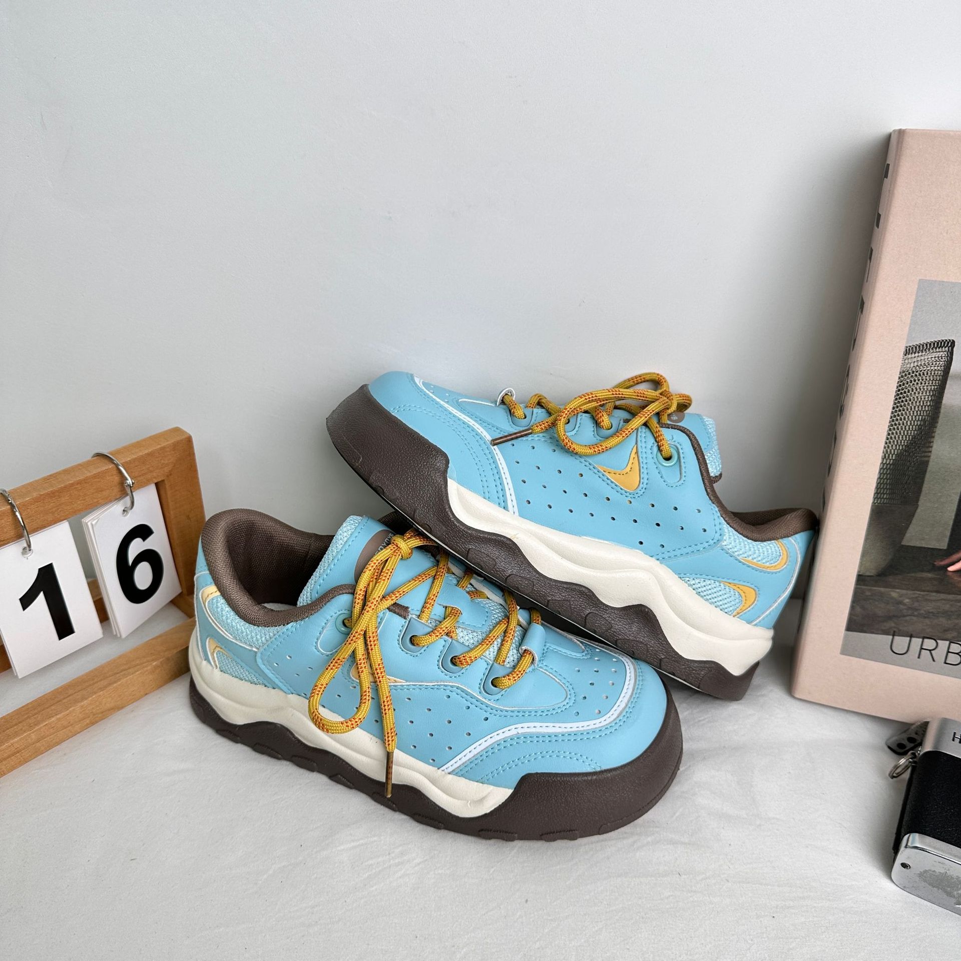 Zapatillas de tabla bajas de suela gruesa de onda lejana para estudiantes de la escuela 2025 tendencia de primavera deportes casuales zapatos de mujer zapatos de lona coreanos en nombre del cabello