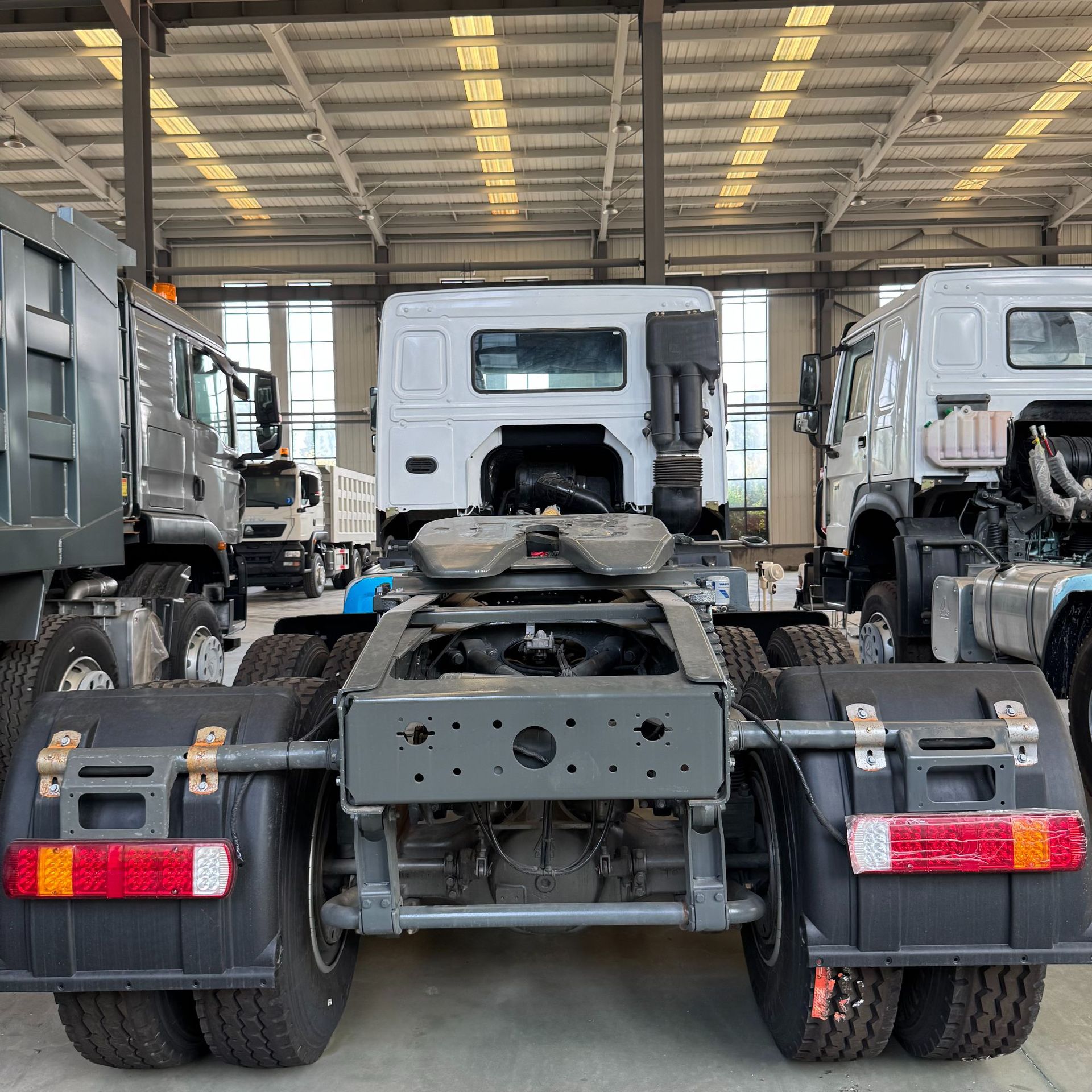 HOWO 371 tractor trailer head, dual-drive engineering sand and mineral cargo transport semi-trailer HOWO tractor trailer head