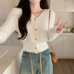 韓国版ミンクのモチモチとした短いニットのカーディガンの女性2024秋冬は腰を収めてやせているセーターの上着を見せます。