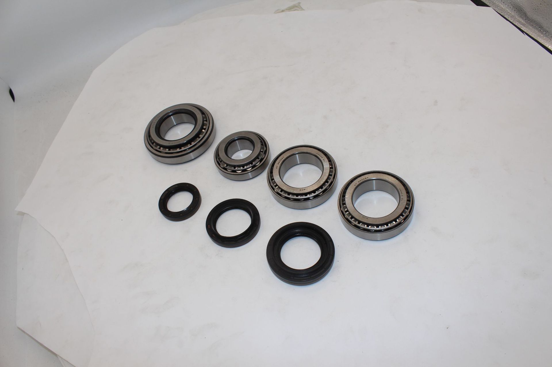 Suitable for Mercedes-Benz 221 rear differential bearing oil seal repair kit; tapered roller bearing seal ring, directly supplied by the manufacturer