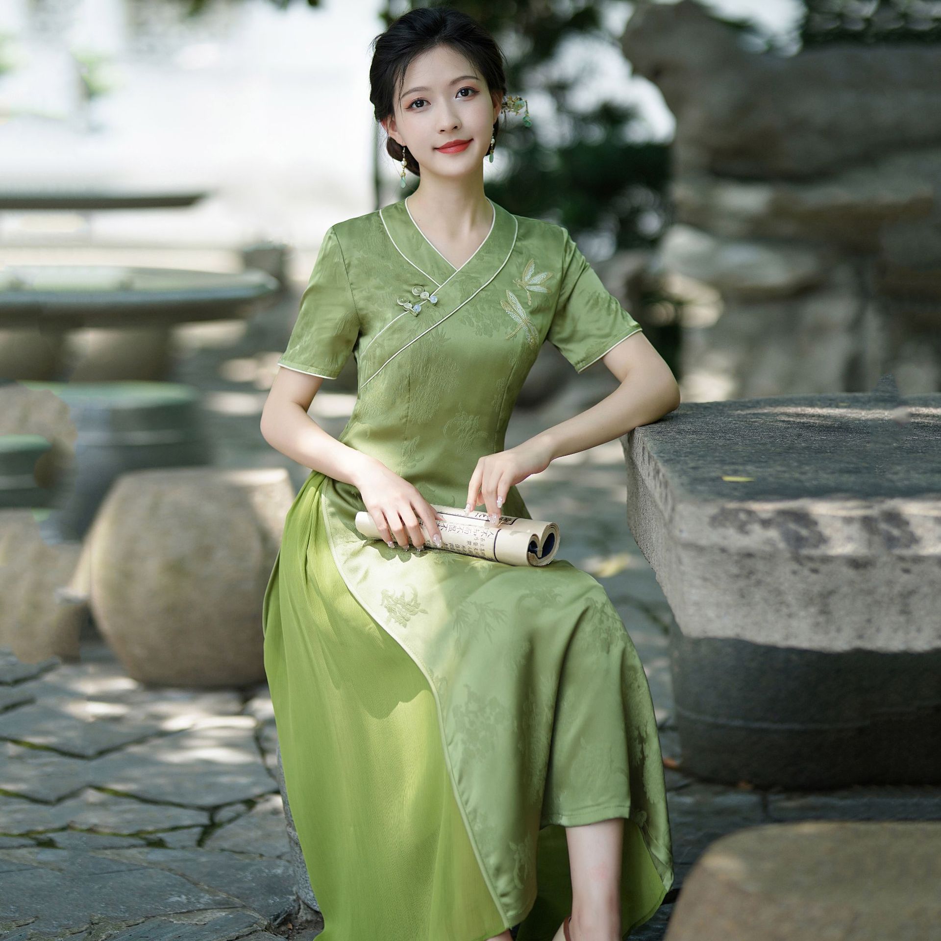 刺繡綠色高考送考媽媽裝國風新中式低領改良旗袍女復古連衣裙夏季