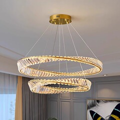 金色の軽くて豪華な水晶のシャンデリアの客間の明かりが間違っています。