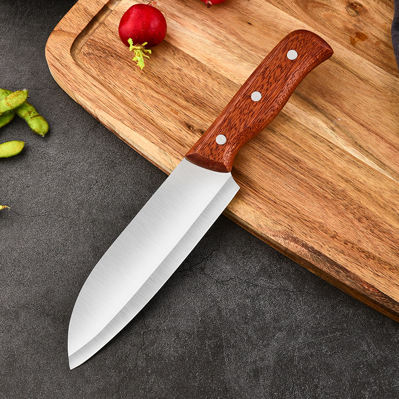 나무 손잡이가 달린 요리사의 칼