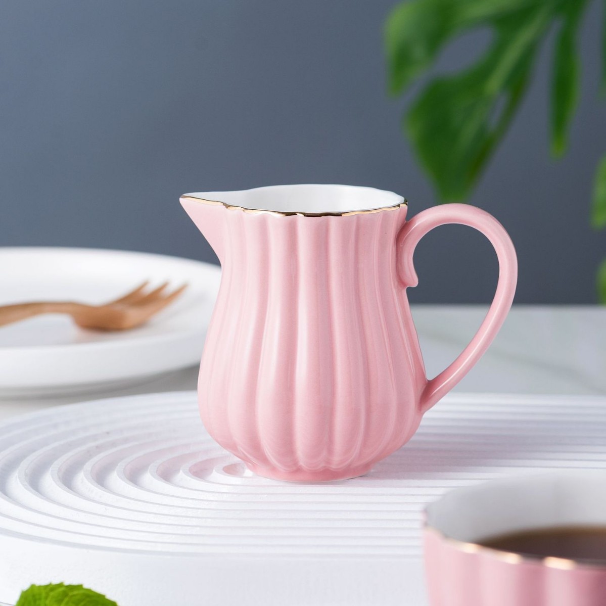 Rayas de abeja dorada Una olla de cuatro tazas Plato de café japonés Juego de tetera fría Juego de esmalte de color y té de flores doradas Cerámica