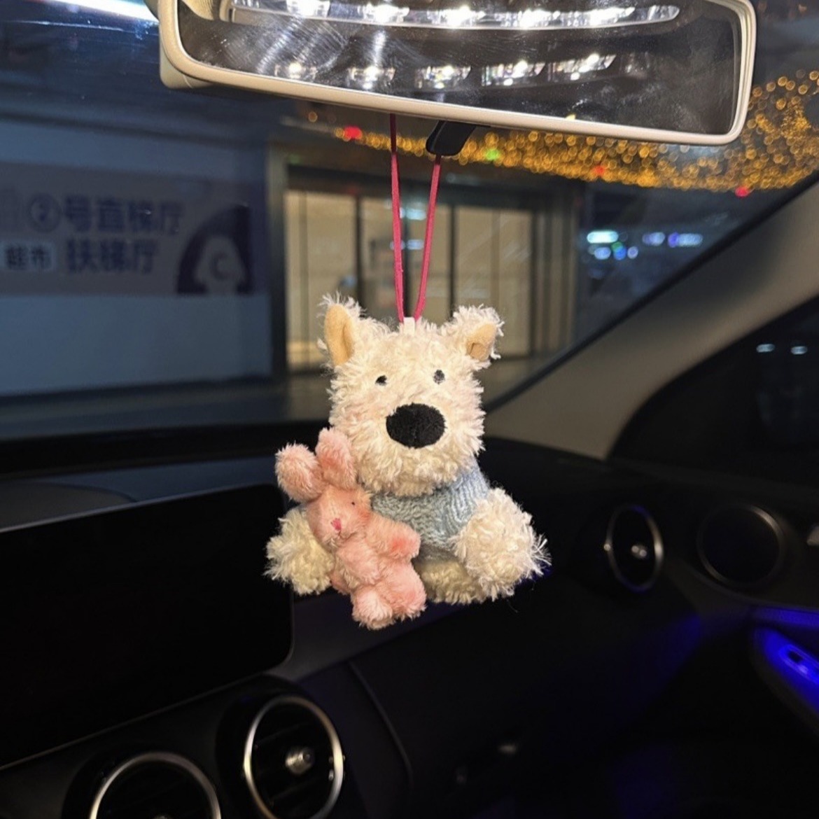 Lindo cachorro garabateado West Highland coche colgante decoración pantalla consola central accesorios de coche adornos de felpa