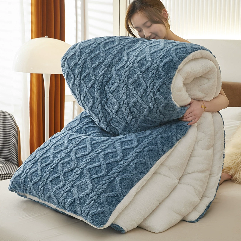Пластырь/камера? Текст: "The Tark plug milk velvet quilt is thickened by the core winter and the heat storage and warmth."
