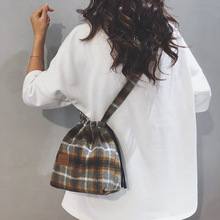 高级感酒红复古格子毛呢水桶包包女2025冬季新款时尚休闲斜挎小包