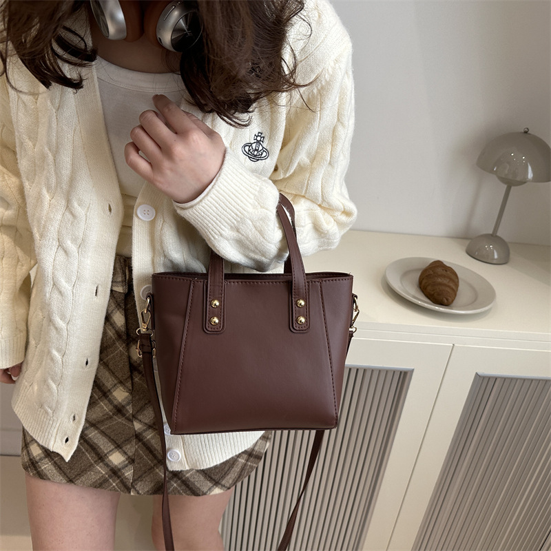 Bolsa de transporte de alta calidad otoño / invierno 2024 nuevo nicho de diseño de bolsas de cubo de agua popular este año bolsas de mano para mujeres