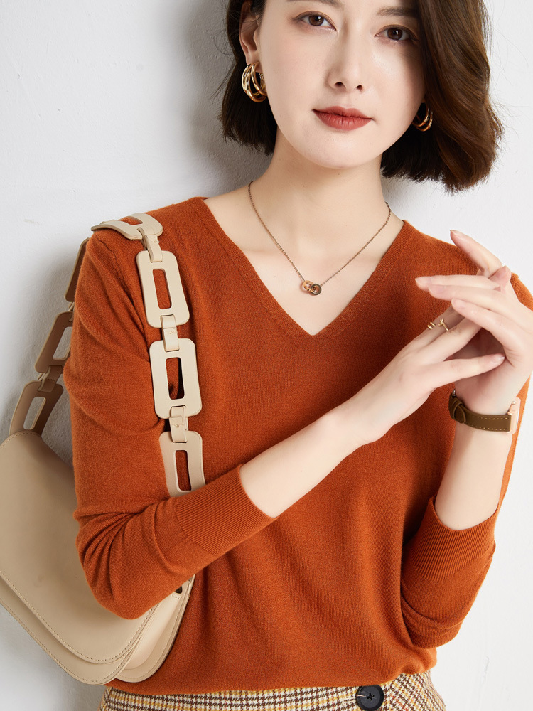 Otoño e Invierno nuevo estilo occidental con cuello en V color sólido manga larga suéter de fondo interior simple desgaste exterior suéter de cuello de pollo para mujeres