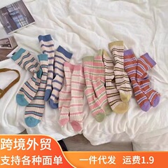 キャンディカラーのストライプの靴下の子供の日本の甘い風の綿のストッキングの春と夏の百合のストライプの靴下のinsの湿っているカップルの靴下