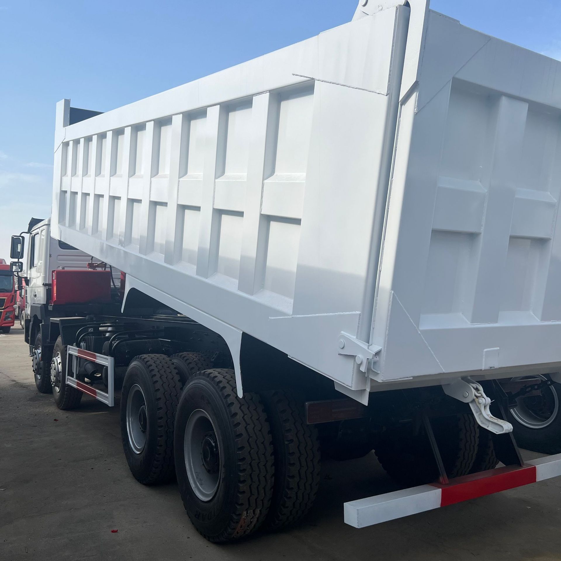 Heavy-Duty Shaanxi Delong H3000 Dump Truck for Foreign Trade Export, 380 Horsepower, 6X4 Engineering Dump Truck for Transporting Construction Waste