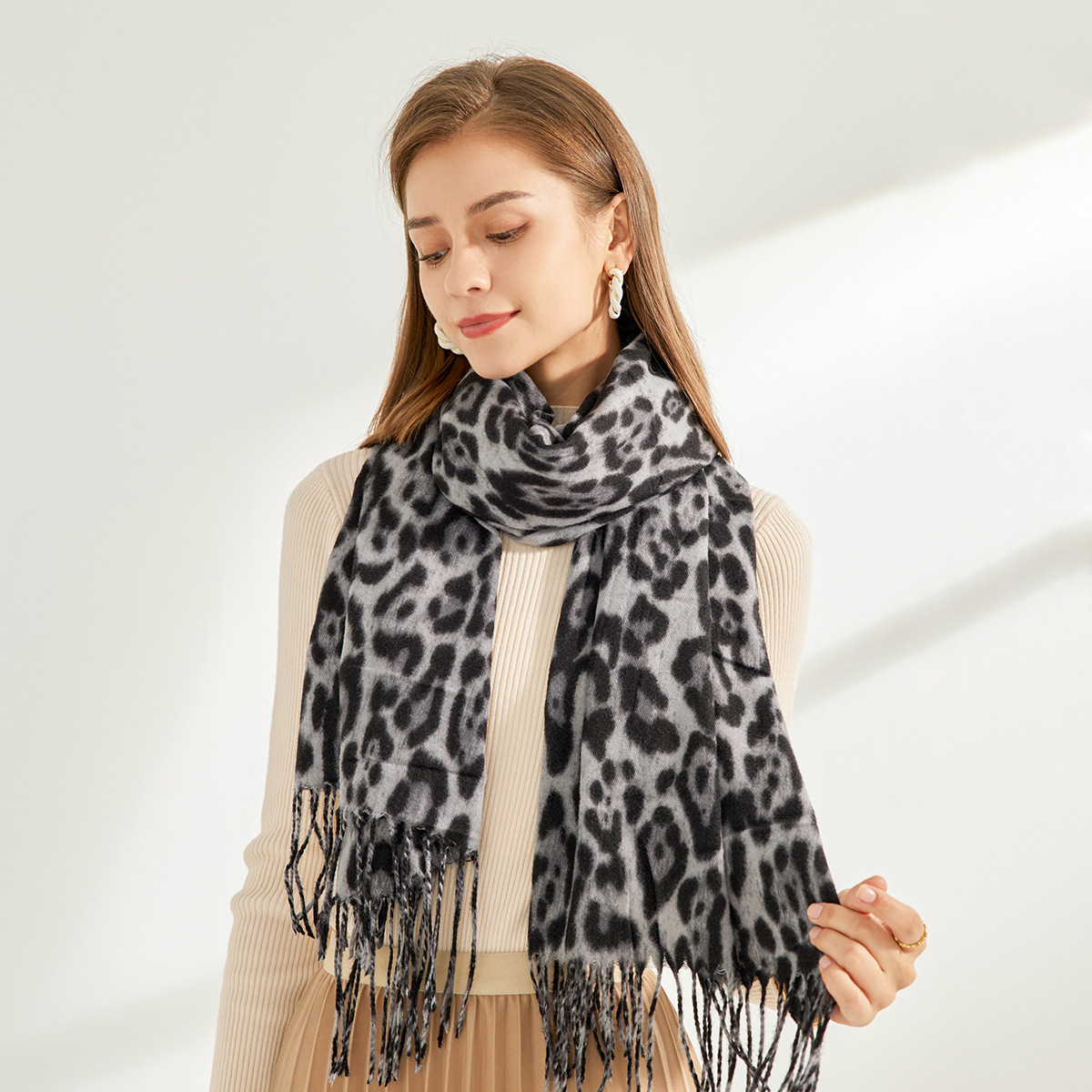 Pañuelo de leopardo para mujeres otoño y invierno engrosado imitación de cachemire buñuelo de bordas bufandas coreanas universales calientes estudiantes buñuelo al por mayor image 3
