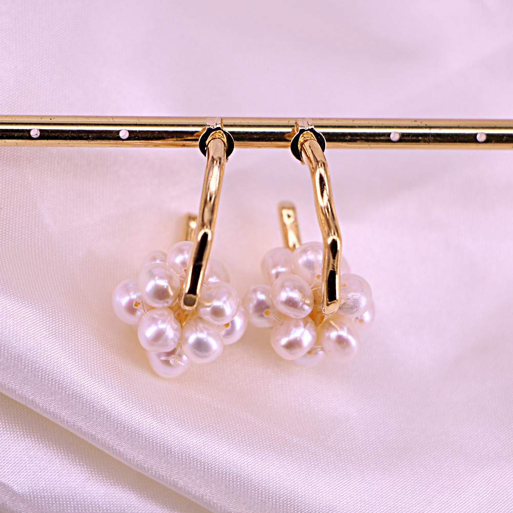 Retro Natural Freshwater Pearl Copper Gold Plated C-shaped Earrings display picture 3