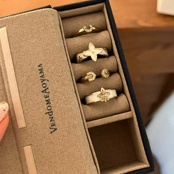 The same style as worn by Japanese and Korean bloggers, coffee gold vintage distressed four-leaf clover ring for women, niche, high-end, light luxury, and unique