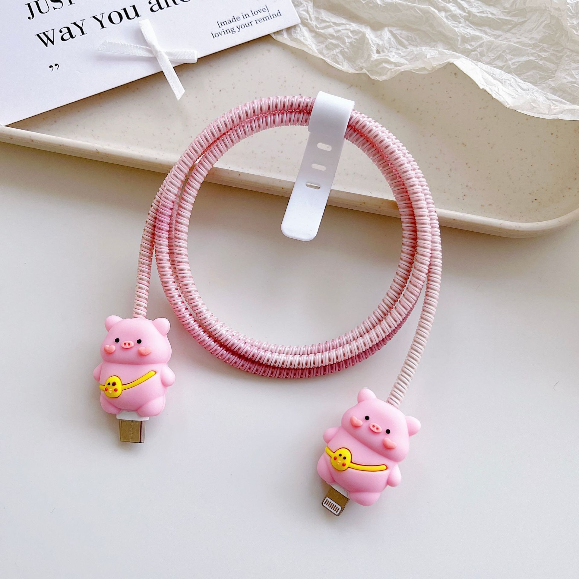 Amazon cartoon cable de datos cubierta adecuada para Apple Android cable de datos de carga rápida cuatro piezas en stock al por mayor