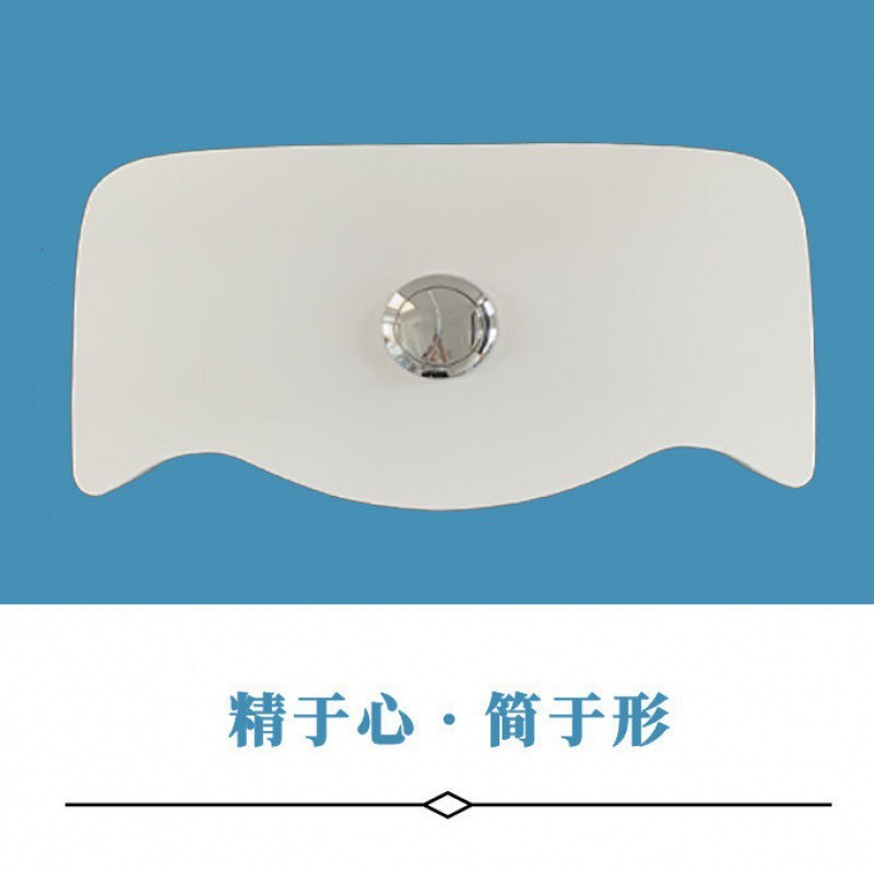 Kxh専門は便器の水タンクの蓋をしています。便器の水タンクの蓋をして便器を修理します。|undefined