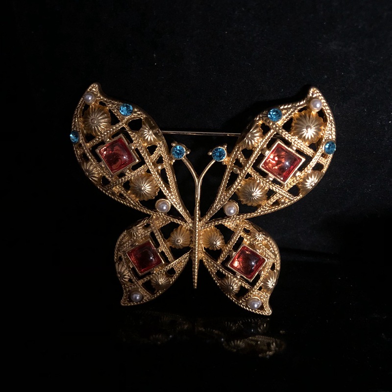 Sophisticated elegant brooch