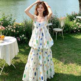 韩系氛围感修身显瘦吊带上衣白色波点肌理感花苞女2026夏季收腰裙