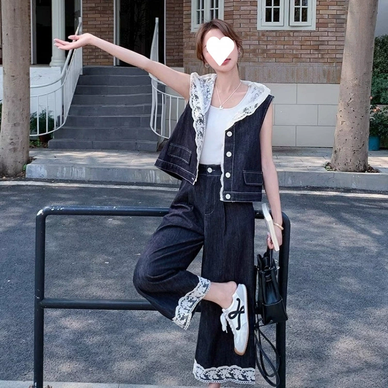 Летний костюм для женщин 2025 года: джинсовый жилет с кружевными вставками, модный топ без рукавов и широкие брюки, комплект из двух предметов