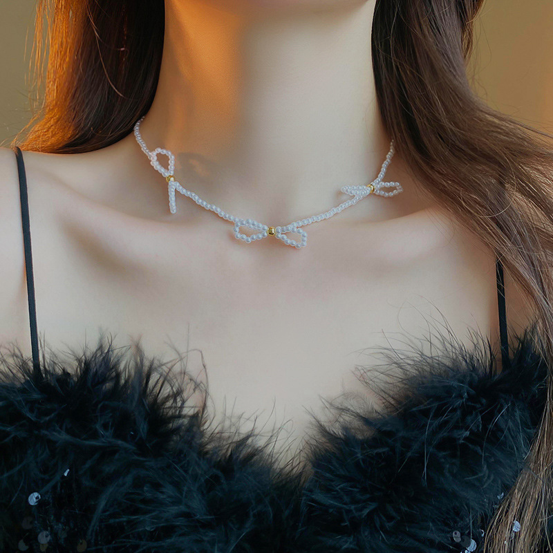 Collar de perlas con lazo de flor con cuentas francesas Elegante cadena de clavícula con sentido de alta gama retro ligero decoración de lujo femenino