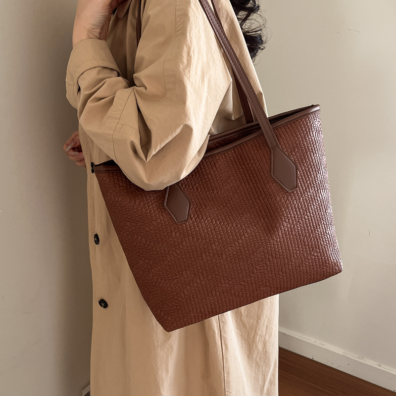 Bolsa de gran capacidad para mujeres 2026 nuevo estilo extranjero tejido de hombro brazo bolso de mano para salir bolsa de viaje