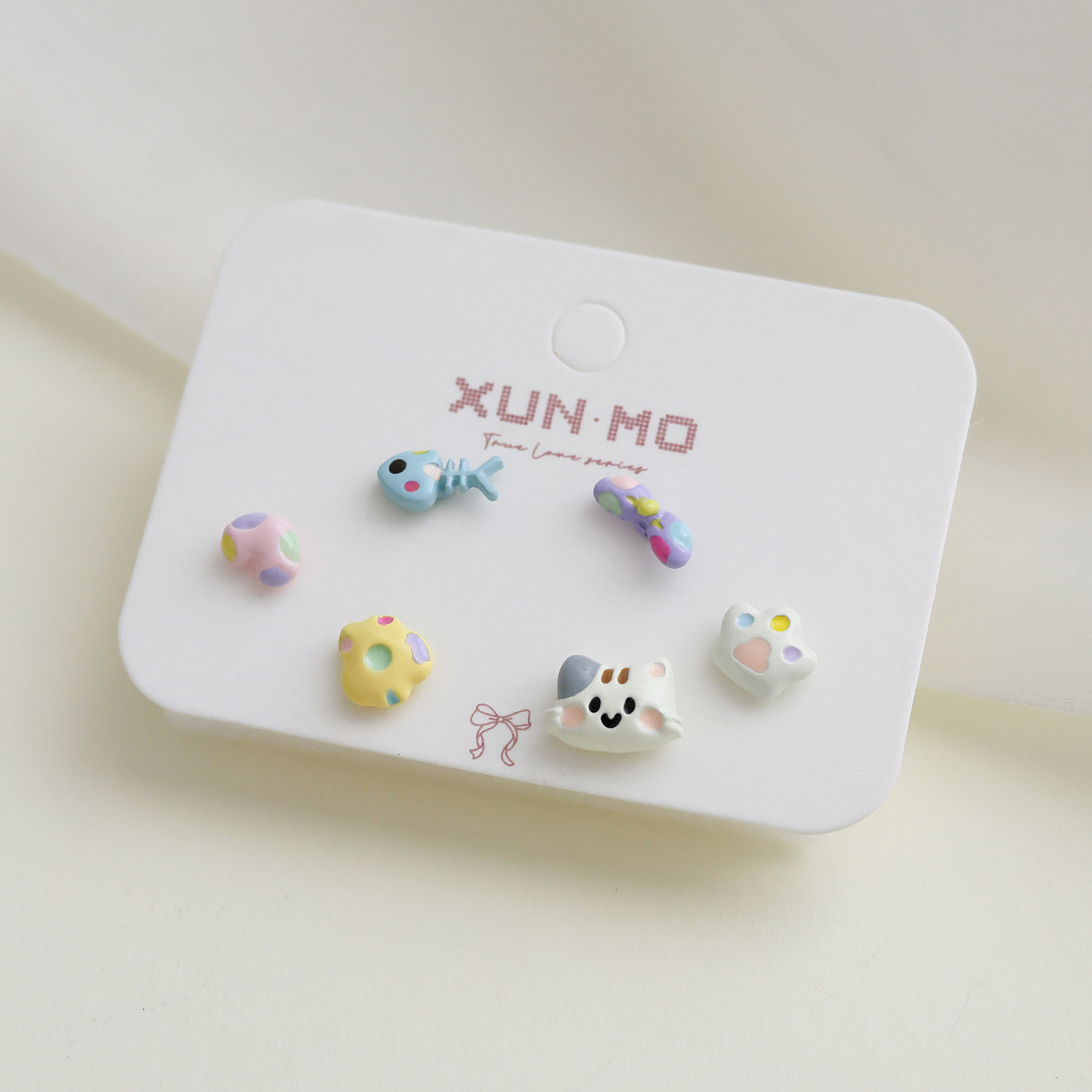 Juego de pendientes de aguja plateados, sencillos y compactos para mujer, pendientes geométricos en forma de corazón, bonitos, dulces y versátiles, venta al por mayor para puestos de mercado