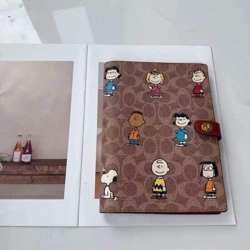 Snoopy A5 Leather-Bound Notebook, Diary, and Journal Are All Extensions of Life Aesthetics, Making Every Notebook a Work of Art Snoopy A5 Leather-Bound Notebook, Diary, and Journal Are All Extensions of Life Aesthetics, Making Every Notebook a Work of Art