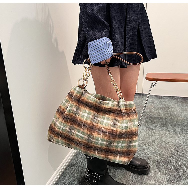 Large capacity tote female niche design, commuting outdoor travel bag, high-end casual autumn and winter new item_voghion.com