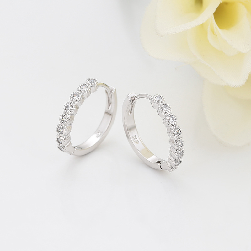 Xuping aleación de cobre chapado en blanco incrustado una sola fila de zircon simple auriculares de moda aretes geométricos clásicos auriculares mayoristas