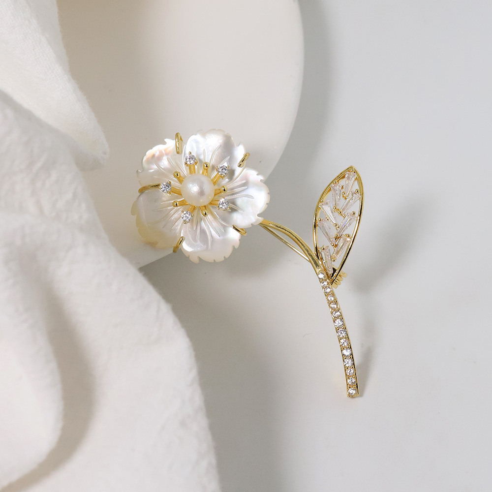 Accesorios DIY flor de conchas naturales broche de cobre dorado de piedra elegante broche de perla pecho soporte vacío image 3