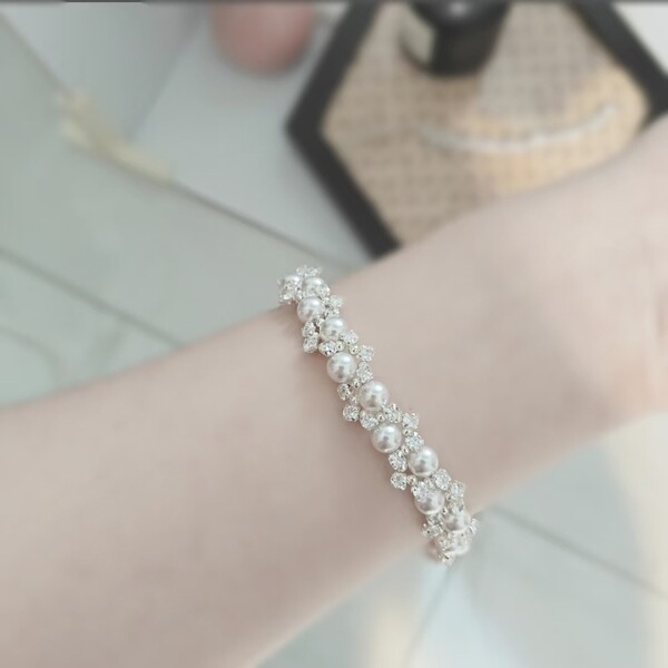 sophisticated bracelet pearl with zircon