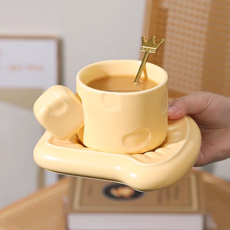 Hermosa taza creativa taza Linda taza de café de cerámica ins taza de agua plato femenino de alto aspecto regalo de cumpleaños