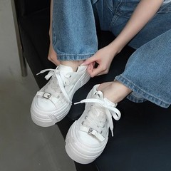 厚い底の高くなる白い靴の女性2025春夏の新型の本革は古い色をします。
