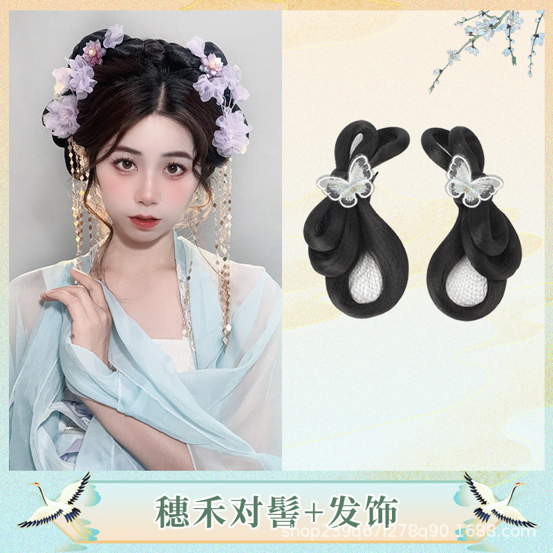 롤빵에 흰 나비 머리핀 한 쌍