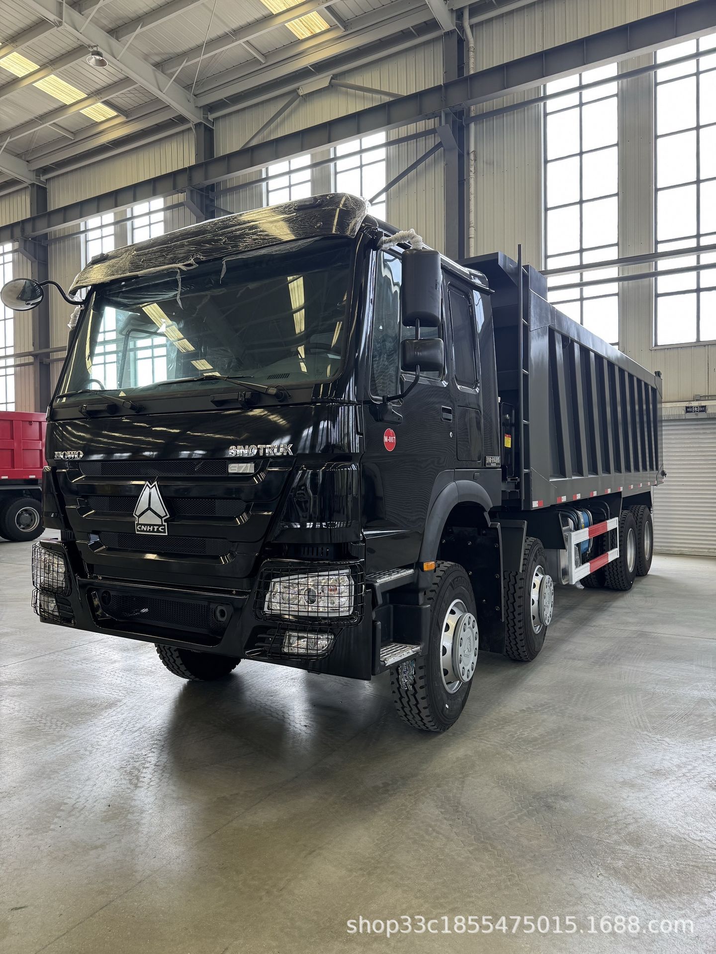 Directly supplied by the manufacturer, HOWO8X4 dump truck with 371 horsepower for engineering soil transport, suitable for export