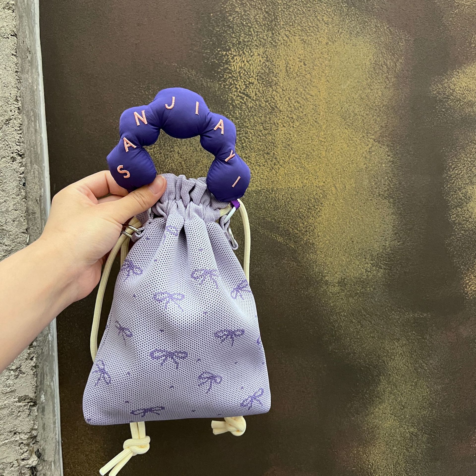 Handle with bow