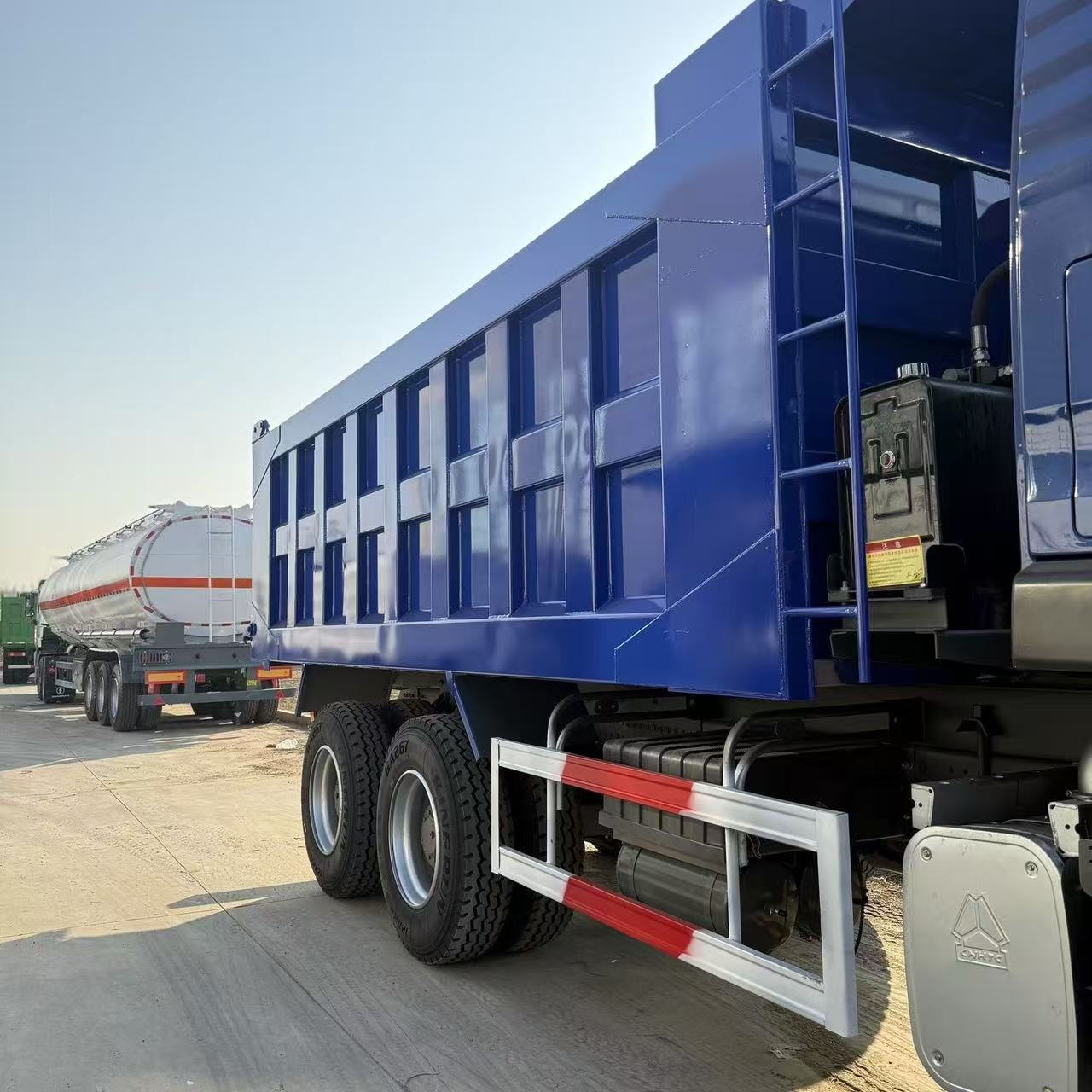Exported Used Howo Tx 8-Wheel 371-Horsepower Engineering Dump Truck with Large Box, Right-Hand Drive