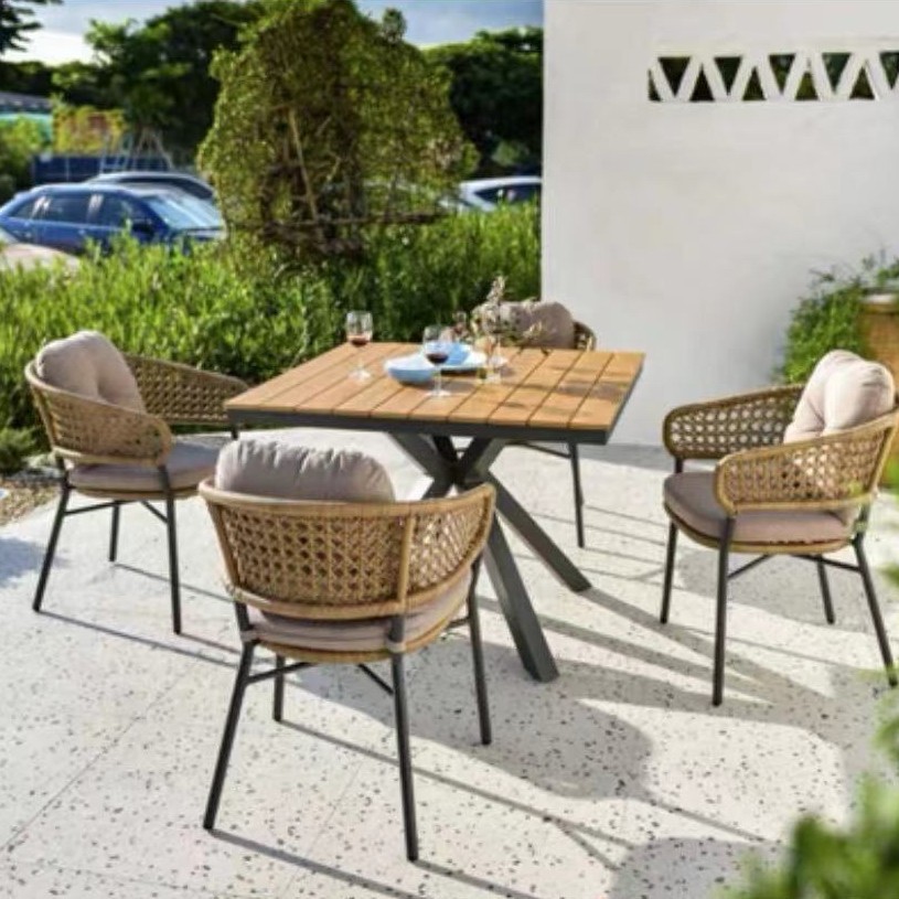 Una mesa y cuatro sillas (mesa de madera plástica)