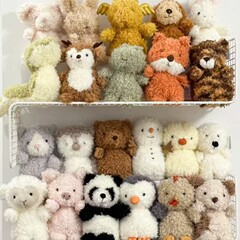 巻き毛シリーズ // かわいいぬいぐるみが人形の祝日プレゼントをなだめる