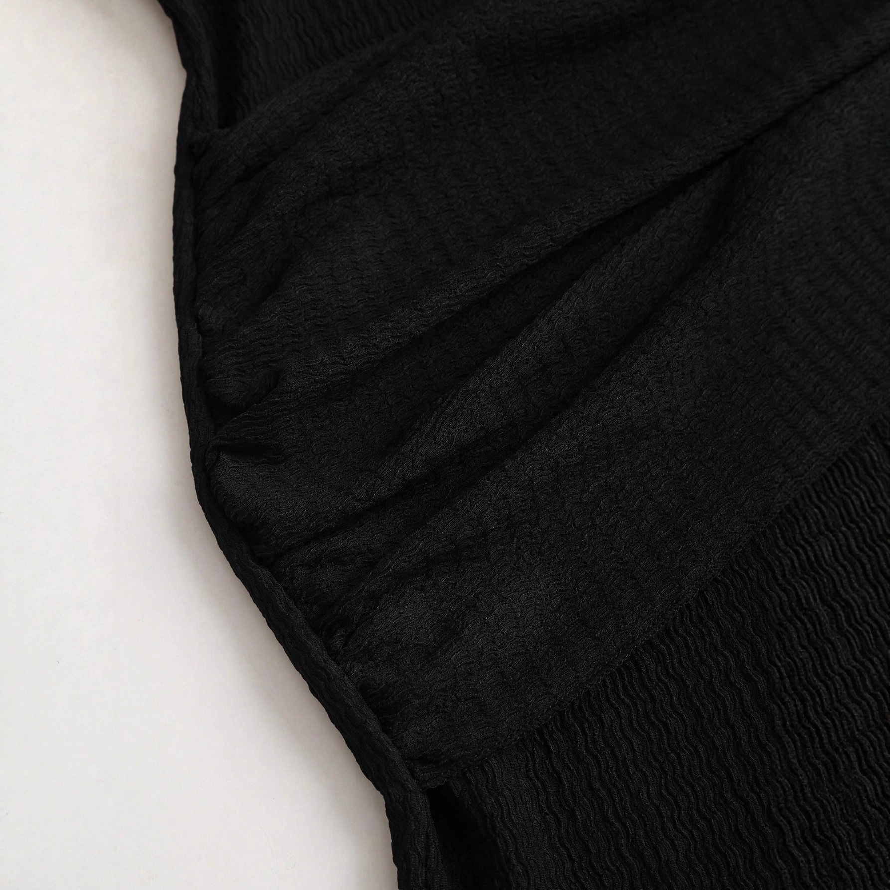 Robe midi ajustée avec col montant et boucle de ceinture_voghion.com
