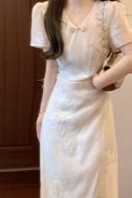 新中式国风清冷感刺绣V领珍珠扣改良旗袍连衣裙减龄女装日常可穿
