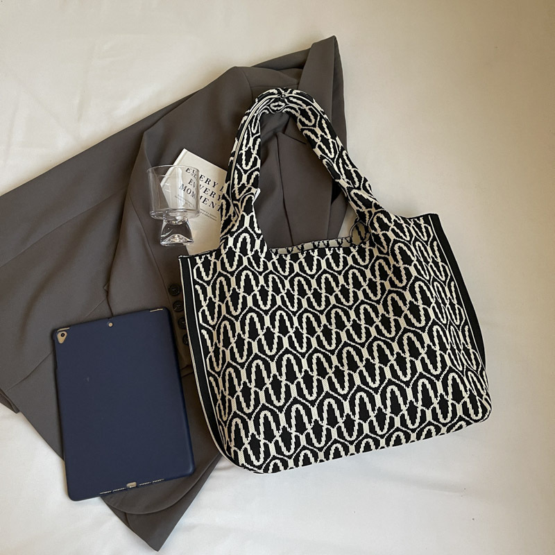 Knitted bags are fashionable and versatile. Knitted tote handbags are new large-capacity shopping bags for women. Single-shoulder bags are new for office workers undefined