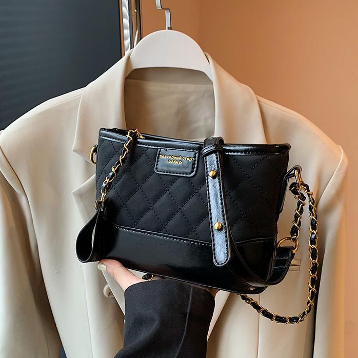 Bolso pequeño con hilo de bordado de diamante de fuego súper caliente femenino 2024 nuevo bolso de mensajero de un solo hombro de cadena salvaje