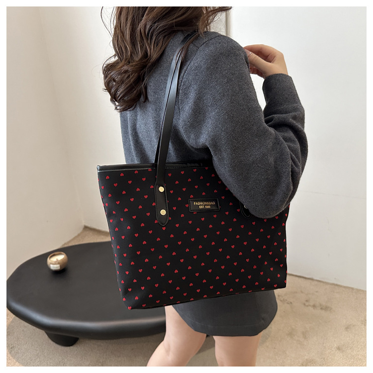 The 2024 new Korean-style tote bag with a college style is stylish, elegant and beautiful. It is a large-capacity single-shoulder and underarm commuter handbag undefined