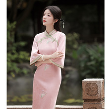 年轻款温婉长袖麂皮绒刺绣粉色旗袍2023年秋季新款气质显瘦日常女