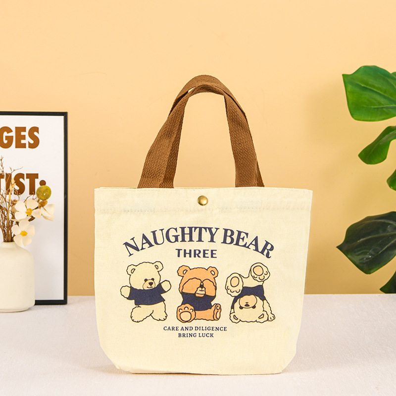 Tres osos pequeños tienen 22 * 27 * 5 cm de altura y 5 cm de fondo.