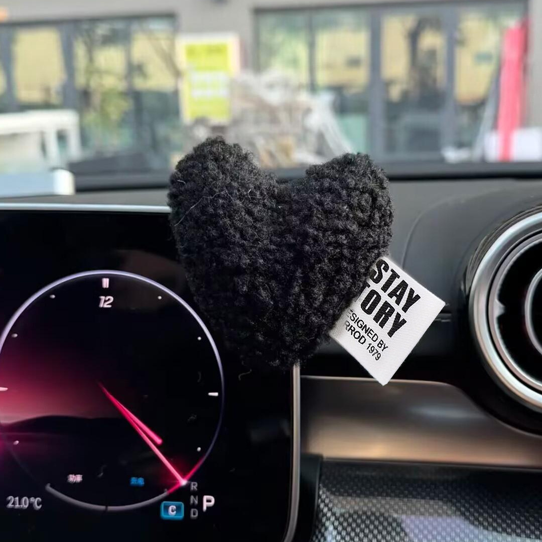 Coches de peluche adornos amorosos en forma de corazón lindo consola central adornos de automóviles para niñas decoración interior de automóviles simple