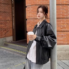 黒い革のコートの女性2025春と秋の香港風のレトロでゆったりしています。