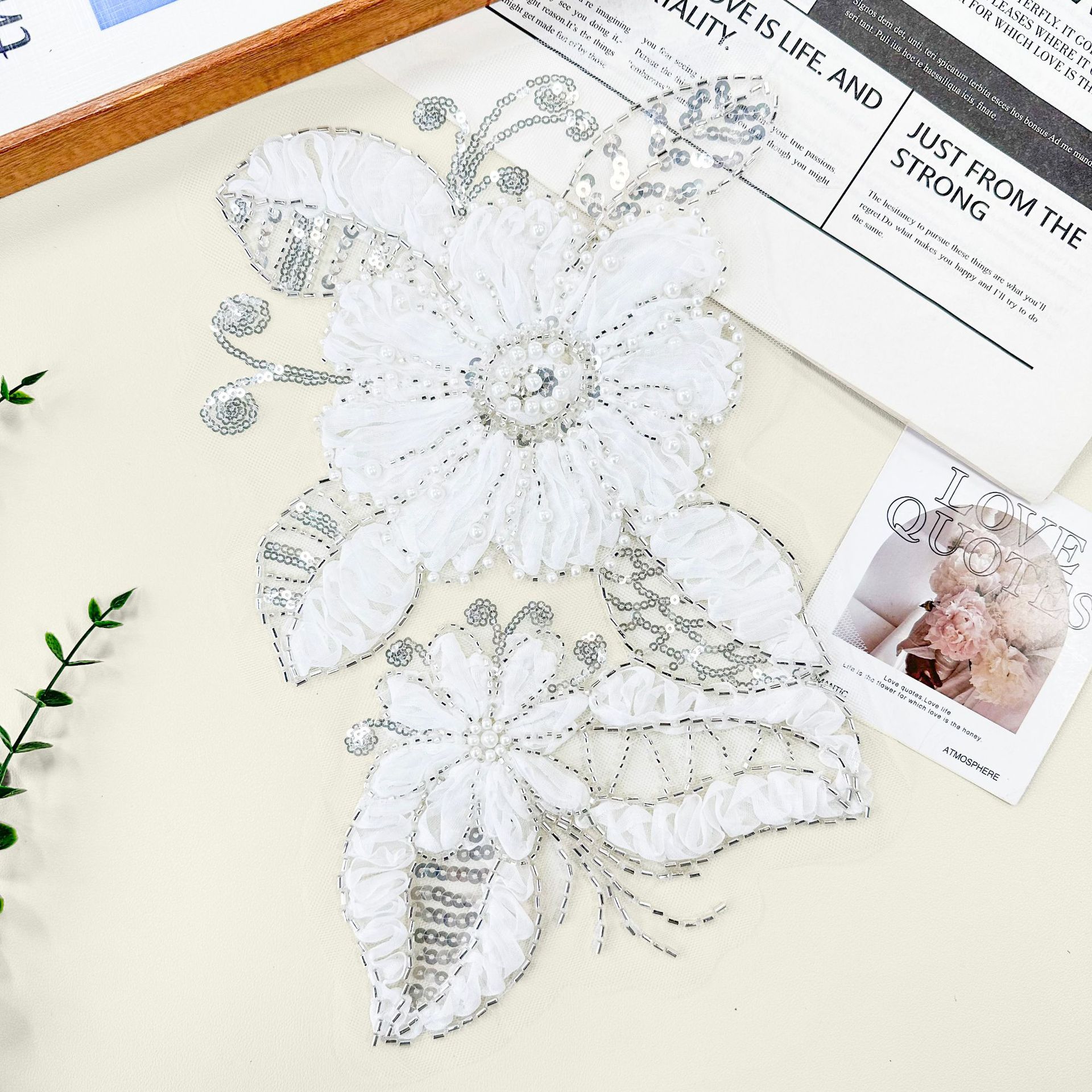 Tubo de perlas estereoscópicas blancas bordadas flores de tela de perlas de plata sequinilla malla accesorios vestido de boda DIY decoración decal